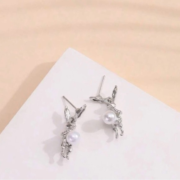 Pearl Bunny Belly Rabbit Hare Abstract Irregular Hinged Ear Swinging Moving Stud - Picture 7 of 11